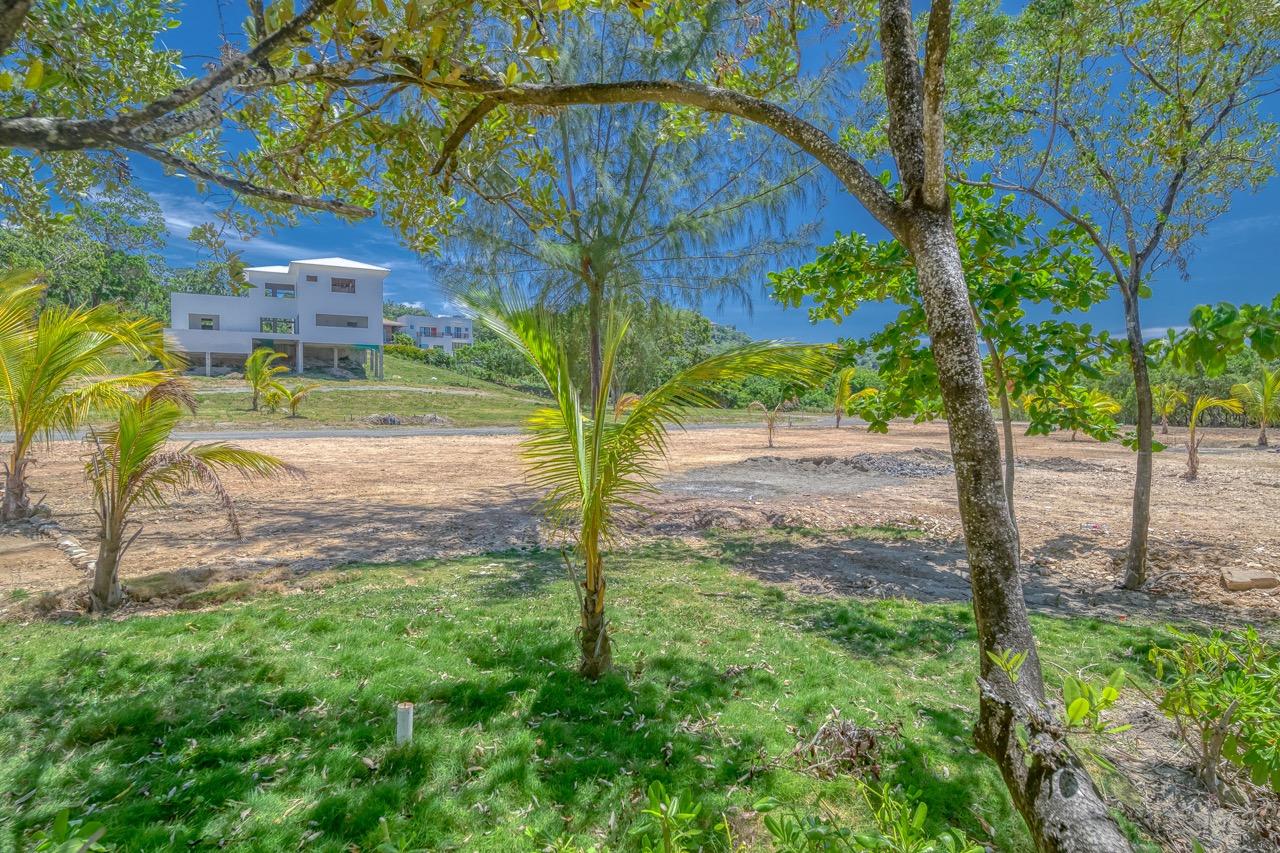 Featured Roatan Real Estate Listings, Roatan Land for Sale, Beachfront Lot 6B at Coral Views Village, Roatan Luxury Properties