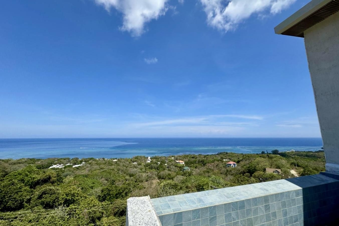 Featured Roatan Real Estate Listings, Roatan Condos for Sale, ARIHÍNI Condo 401 West Bay, Roatan Luxury Properties