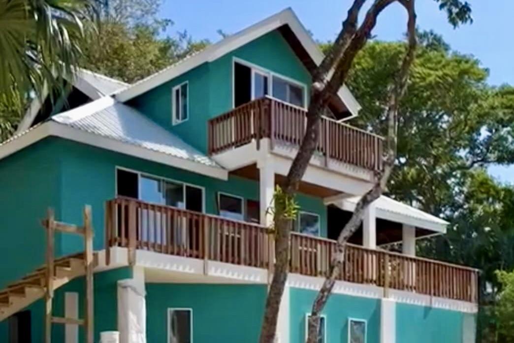 Featured Roatan Real Estate Listings, Roatan Homes for Sale, Luna Beach Treehouse, Roatan Luxury Properties